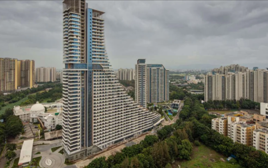 Step into a World of Architectural Grandeur at Amanora Gateway Tower 100 – Elegant 1.5 & 4 BHK Residences in Hadapsar, Pune